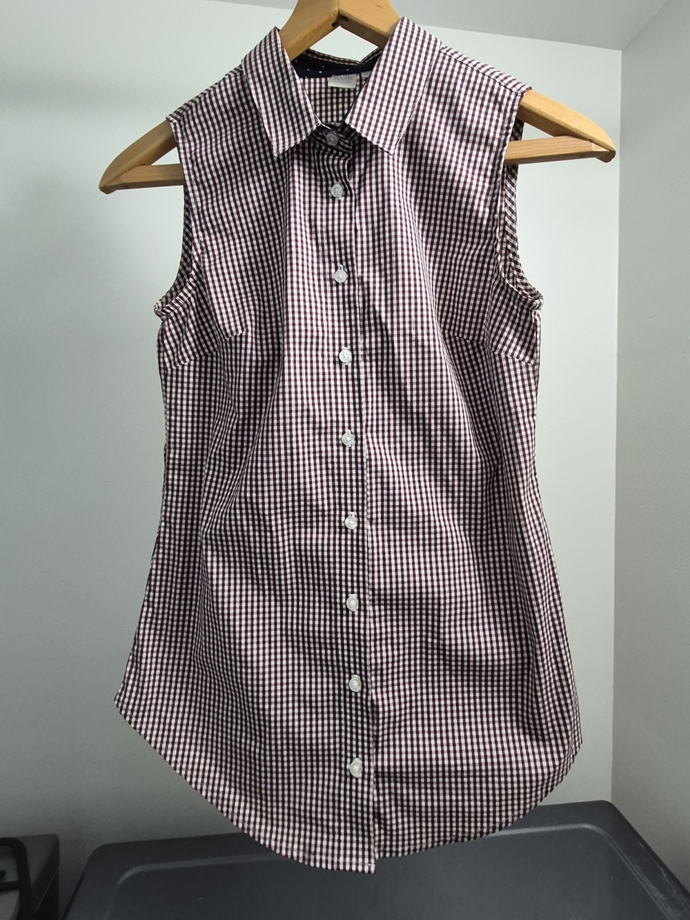Simons Sleeveless Burgundy and White Gingham Button-Down Top